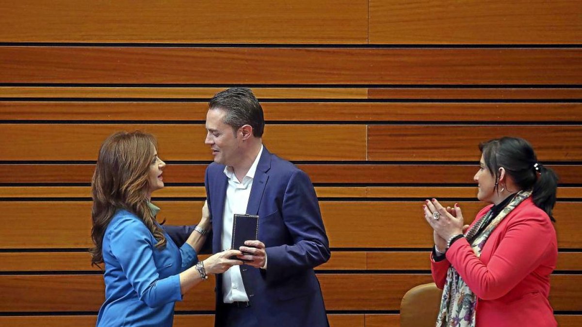 El socialista Pedro González tomo ayer posesión como procurador de las Cortes tras la reuncia por motivos personales de Marta Olmedo, que recibió un caluroso aplauso en su despedida. González ya fue procurador en la anterior legislatura y presidió la comi-ICAL