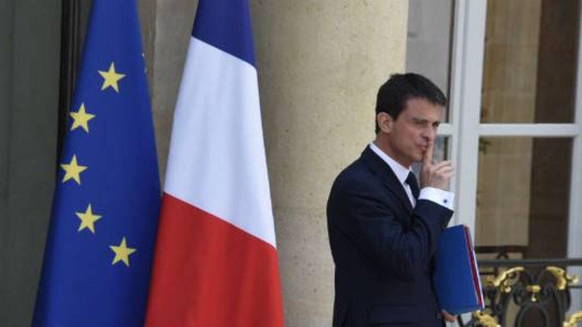 El primer ministro Manuel Valls sale del Elíseo, este miércoles.-Foto: AFP / DOMINIQUE FAGET