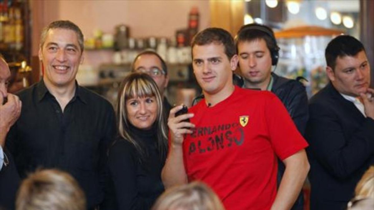 El presidente de Ciudadanos, Albert Rivera, junto a su exjefa de prensa, Imma Lucas, en un acto en Mataró en el 2010.-JOSEP GARCIA