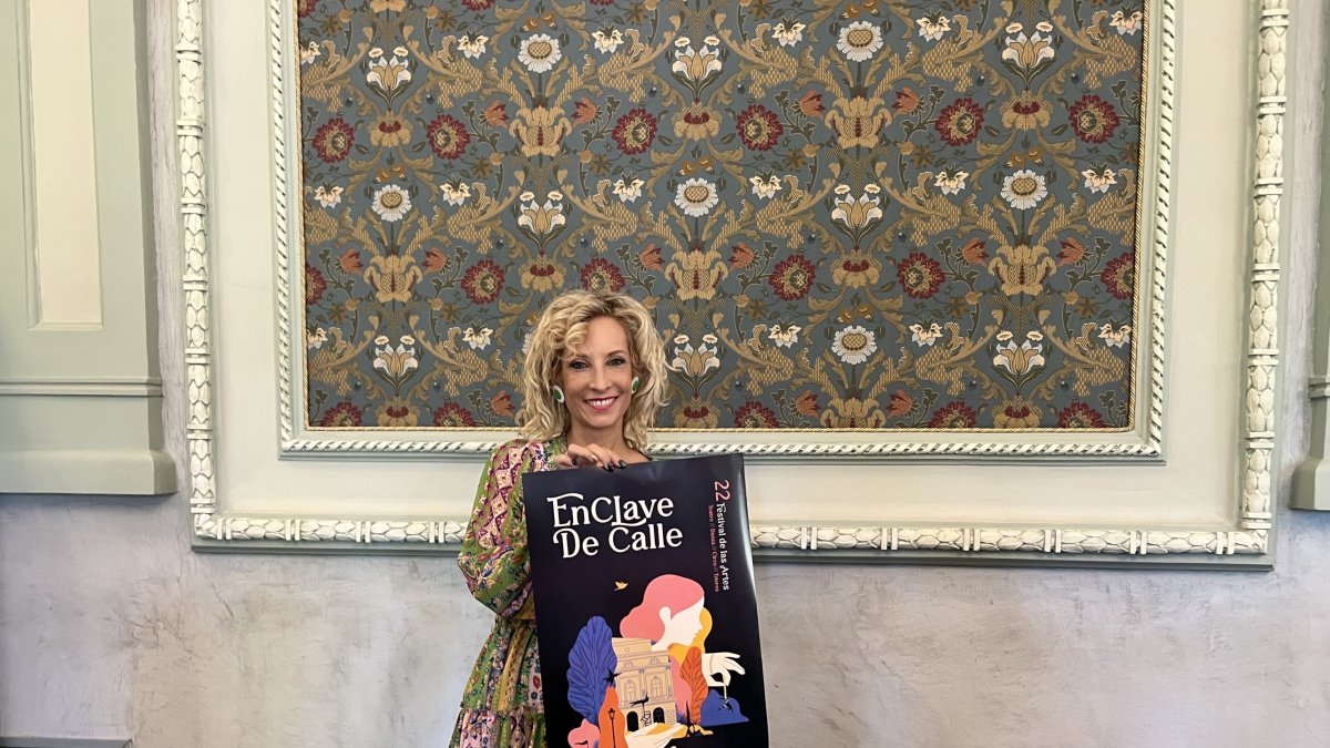 Blanca Carpintero, concejala de Festejos, junto con el cartel del festival en la presentación del mismo.