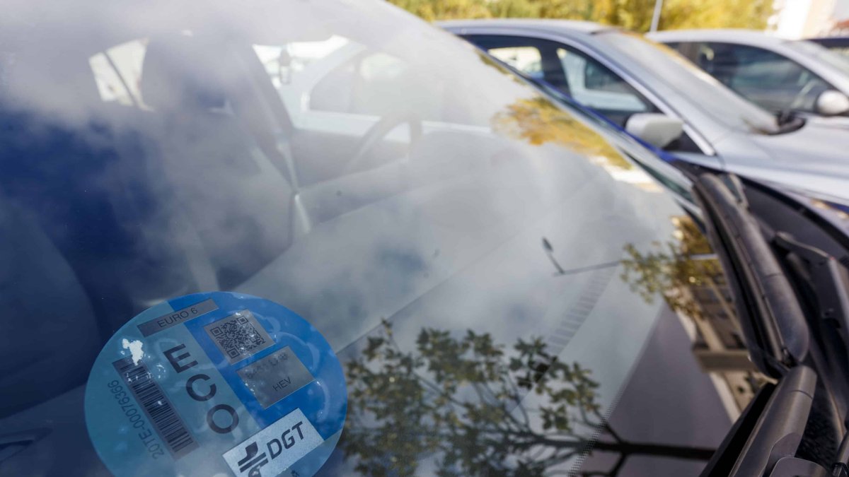 Un vehículo aparcado en una calle de la capital burgalesa con la pegatina ‘Eco’ de la Dirección General de Tráfico. SANTI OTERO