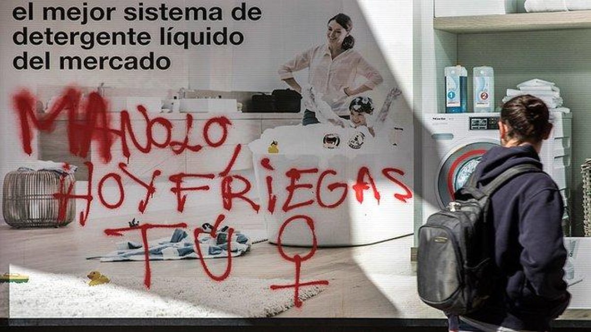 Pintada con motivo de la huelga feminista del 8-M, el año pasado en Valencia.-MIGUEL LORENZO