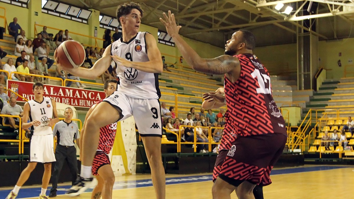 Val busca línea de pase en el encuentro que disputó el mTizona frente al CB Tormes. JAIROMANZANO/ CB TIZONA
