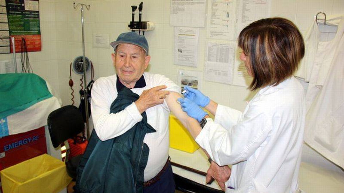 Una enfermera inyecta la vacuna antigripal a un paciente en el CAP Santa Maria de Lleida.-Foto: LAURA CORTÉS/ ACN