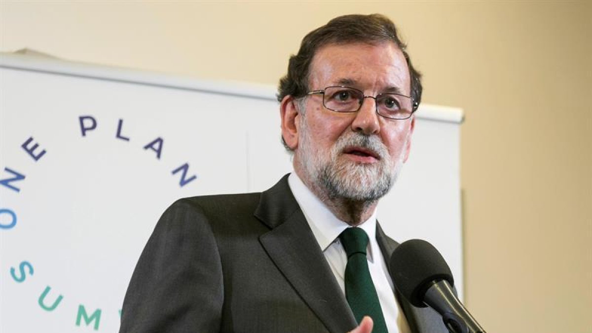 El presidente del Gobierno español, Mariano Rajoy, en declaraciones a los periodistas tras participar en la cumbre sobre el cambio climático organizada en París-EFE