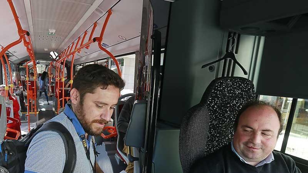 El billete del autobús fue ayer gratuito por celebrarse el Día Sin Coche.-R. OCHOA