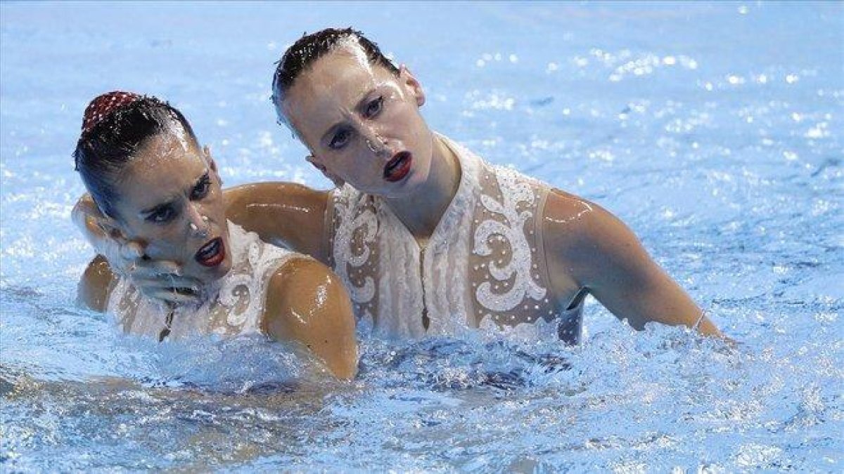 Ona Carbonell (izquierda) y Paula Ramírez, durante la final del ejercicio libre.-MARK BAKER (AP)