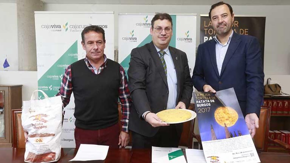 Colina, Martínez y Mata, ayer en la presentación del concurso.-RAÚL G. OCHOA