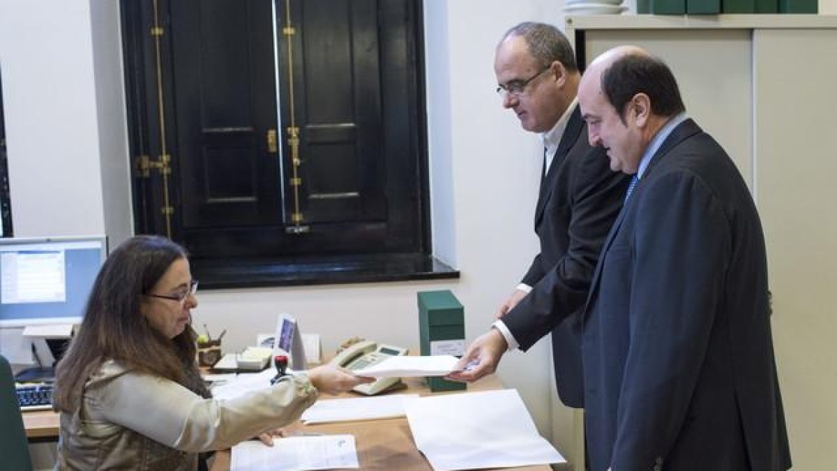 El PNV considera que la cuestión territorial será clave esta legislatura. En la imagen, Ortuzar (derecha) y Egibar registran una proposición para actualizar el autogobierno vasco.-EFE / ADRIÁN RUIZ DE HIERRO