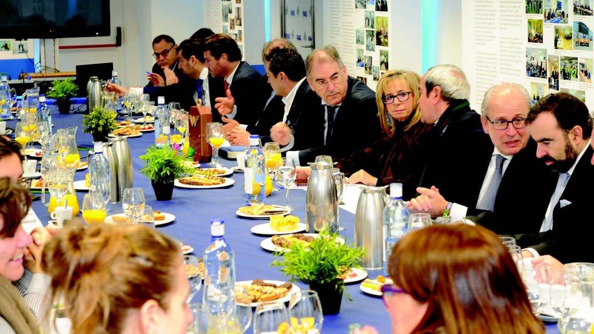 El comité ejecutivo de la patronal burgalesa mantuvo ayer un desayuno informativo para analizar la actividad este año y sus actividades para el próximo.-I. L. MURILLO