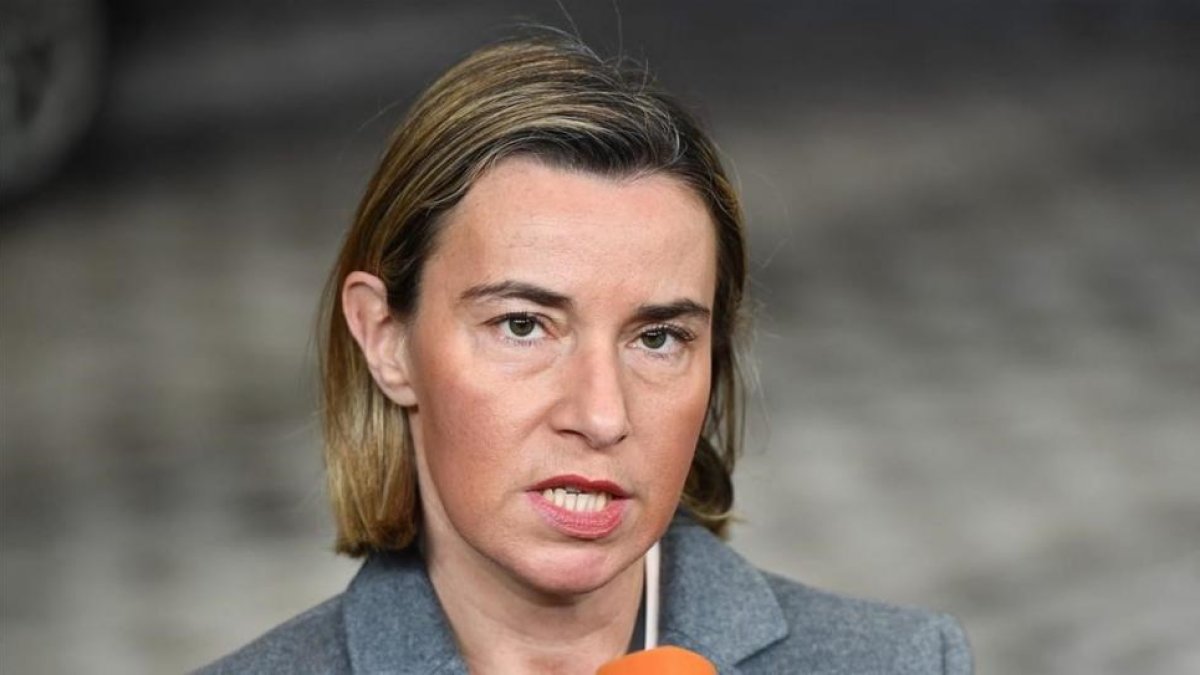 La jefa de la diplomacia europea Federecia Mogherini antes de participar en la reunión de los ministros de Exteriores y de Defensa de la UE.-EMMANUEL DUNAND