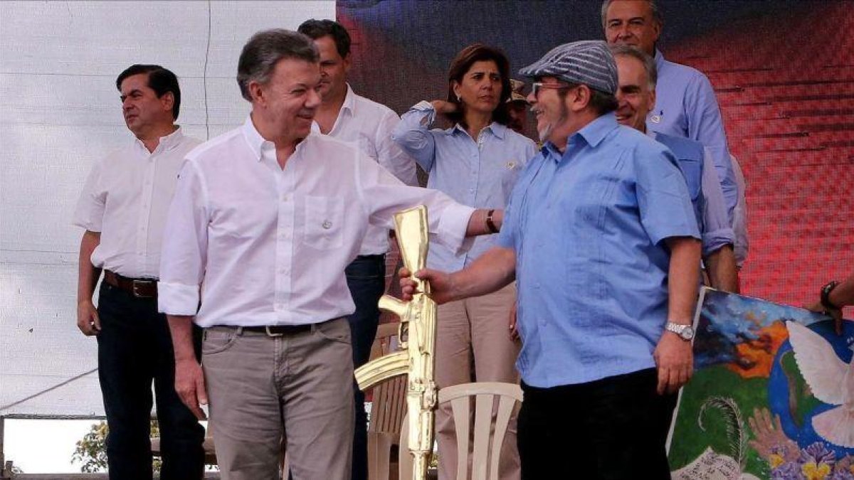 Fotografía de archivo del 27 de junio del 2017  del presidente de Colombia, Juan Manuel Santos, junto al maximo lider de las FARC  Rodrigo Londoño, alias Timochenko.-MAURICIO DUEÑAS CASTAÑEDA