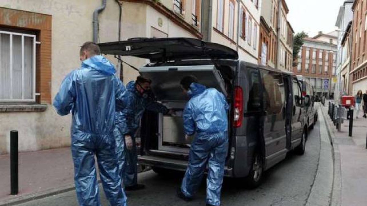 Los forenses recogen el cuerpo de la víctima.-Foto: AFP