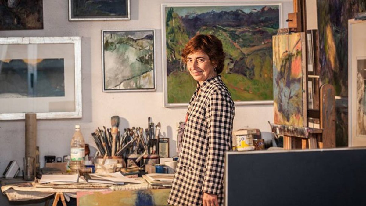 María José Castaño en su estudio con sus cuadros y pinceles-Esther Adrián