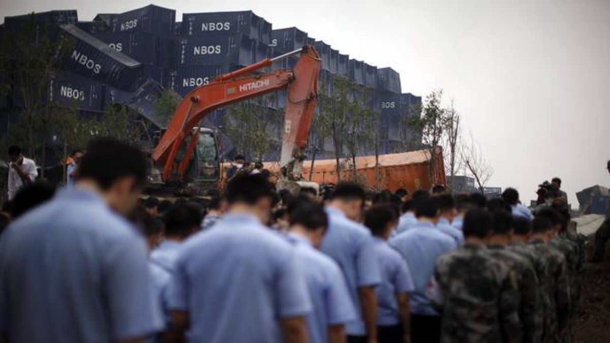 Soldados, policías y paramilitares asisten a un funeral por las víctimas de la explosión química del pasado 12 de agosto en Tianjin.-Foto: EFE / RYAN TONG