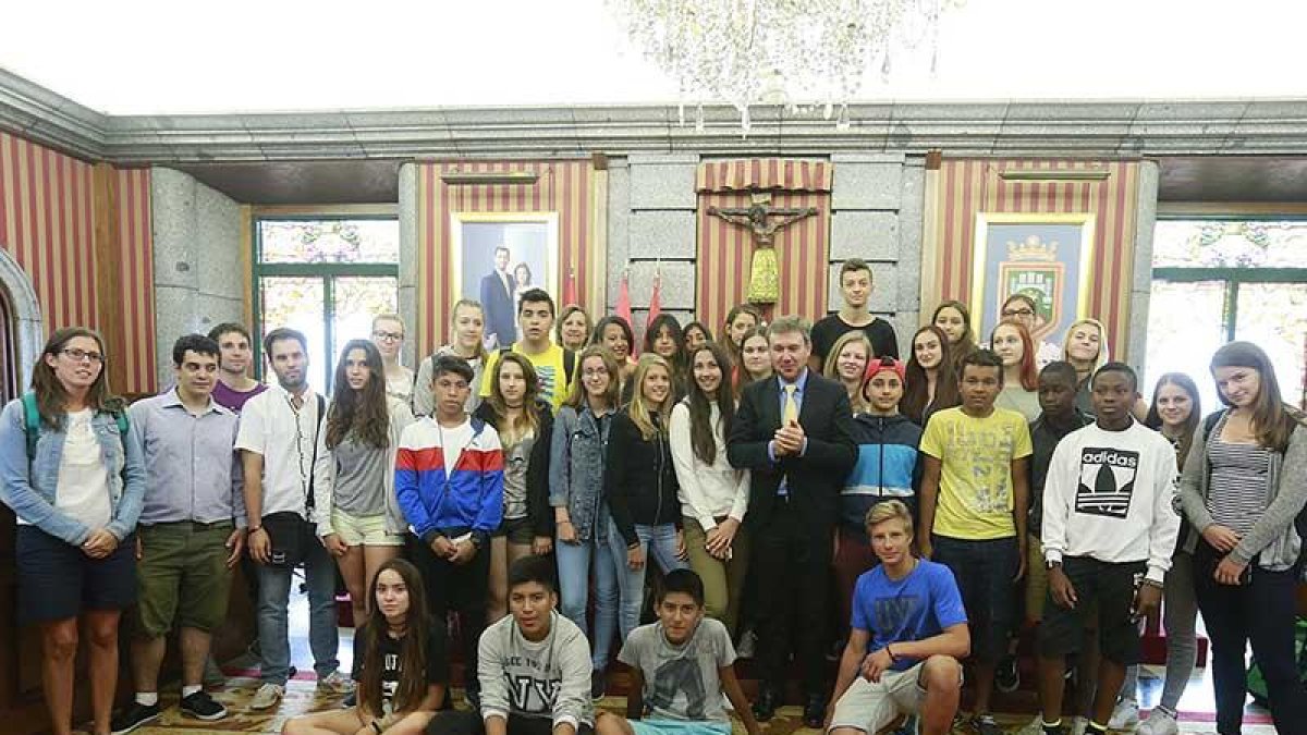 El grupo de jóvenes con el alcalde en el Salón de Plenos del Ayuntamiento.-RAÚL G. OCHOA