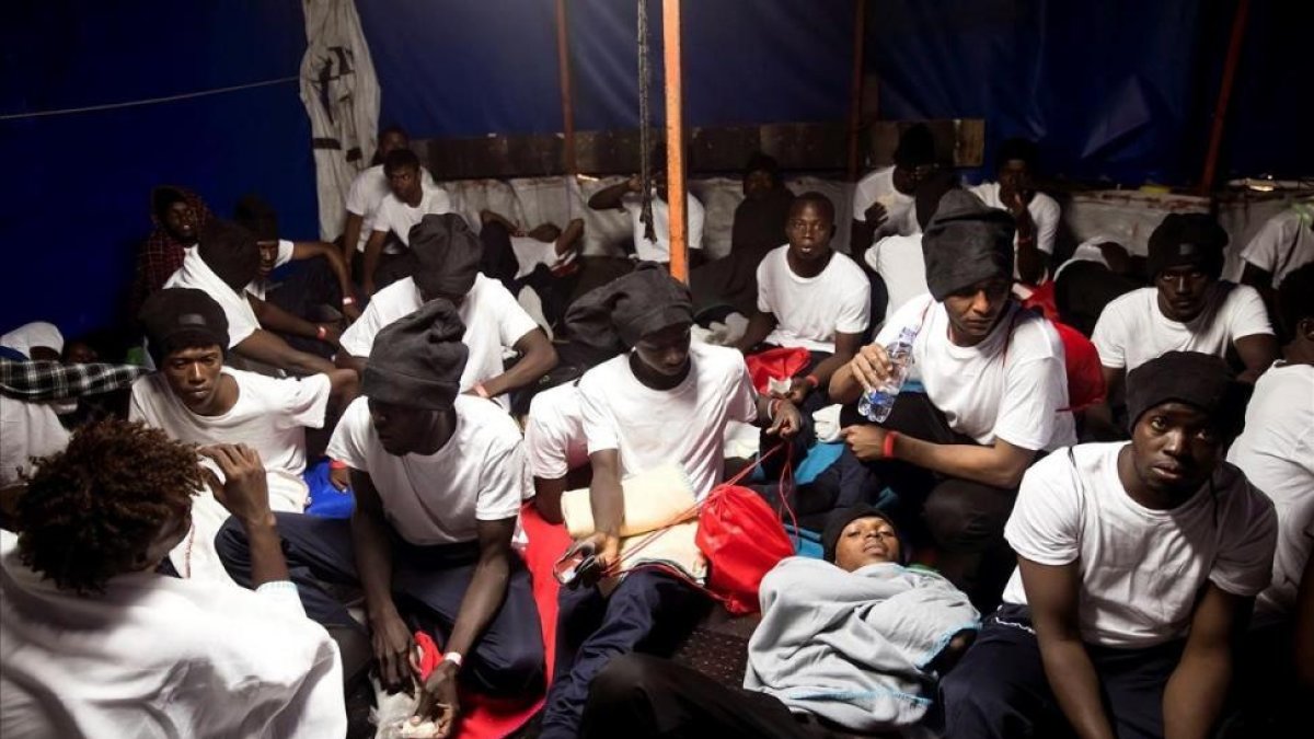 Parte de los inmigrantes del Aquarius, el domingo.-/ EFE / ÓSCAR CORRAL