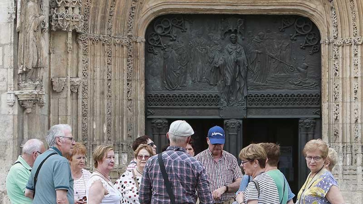 Un grupo de turistas en corro en pleno casco histórico, concretamente a en la plaza de la Catedral.-RAÚL G. OCHOA