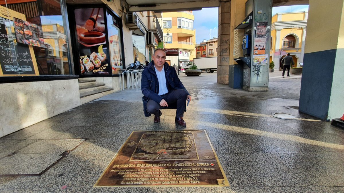 Emilio Berzosa muestra el inicio de la ruta. L.V.L.