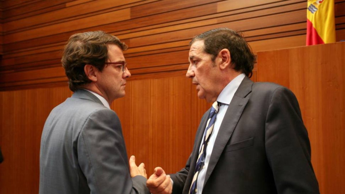El consejero de Sanidad, Antonio Sáez, y el procurador Alfonso Fernández Mañueco, durante el Pleno de las Cortes de Castilla y León-Ical
