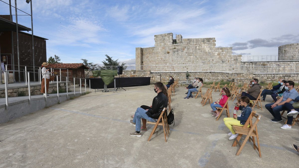 Varios espectadores, el verano pasado, durante una representación de Ronco Teatro en el Castillo. RAÚL G. OCHOA