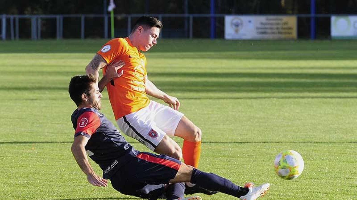 Cortés forzó el penalti que significó el 0-2.-RAÚL OCHOA