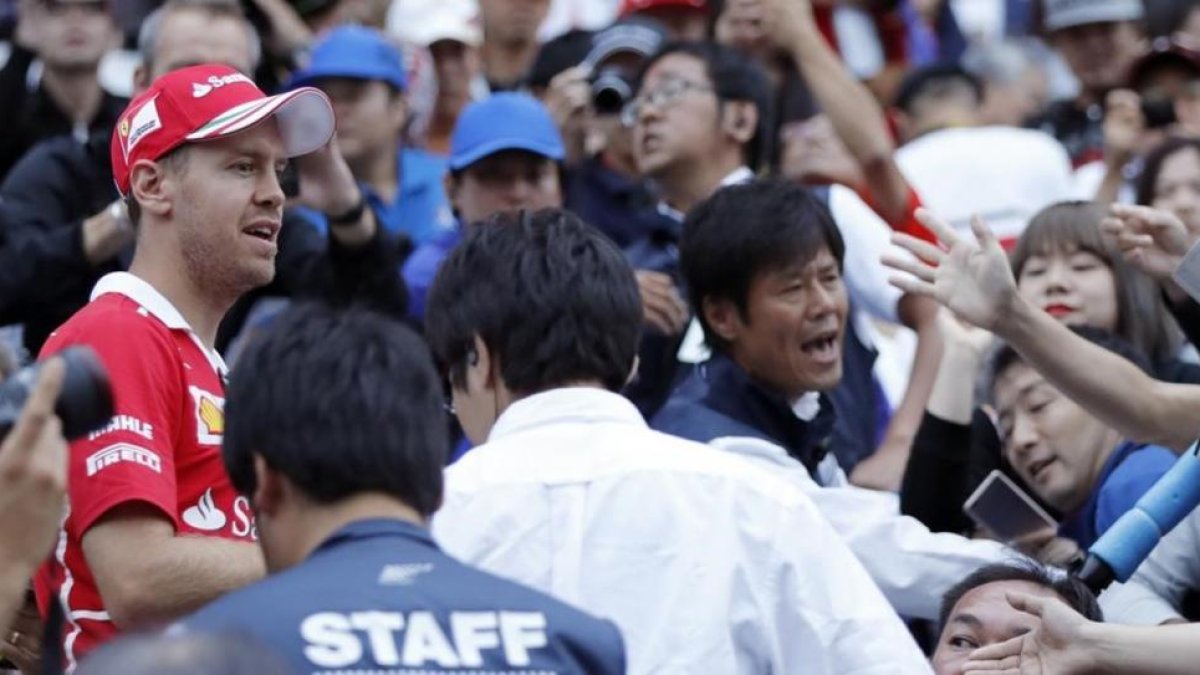 Sebastian Vettel saluda a una multitud de seguidores japoneses, en Suzuka.-AFP / EUGENE HOSHIKO