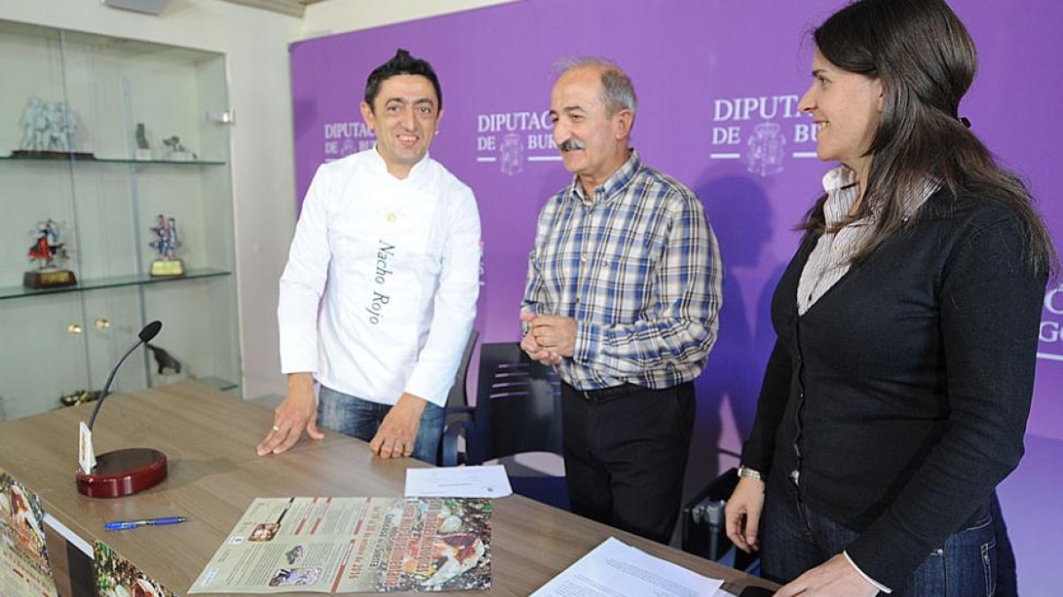El chef Nacho Rojo y Ramiro Ibáñez junto a Carmen Alonso durante la presentación de las jornadas de Canicosa.-I. L.M.