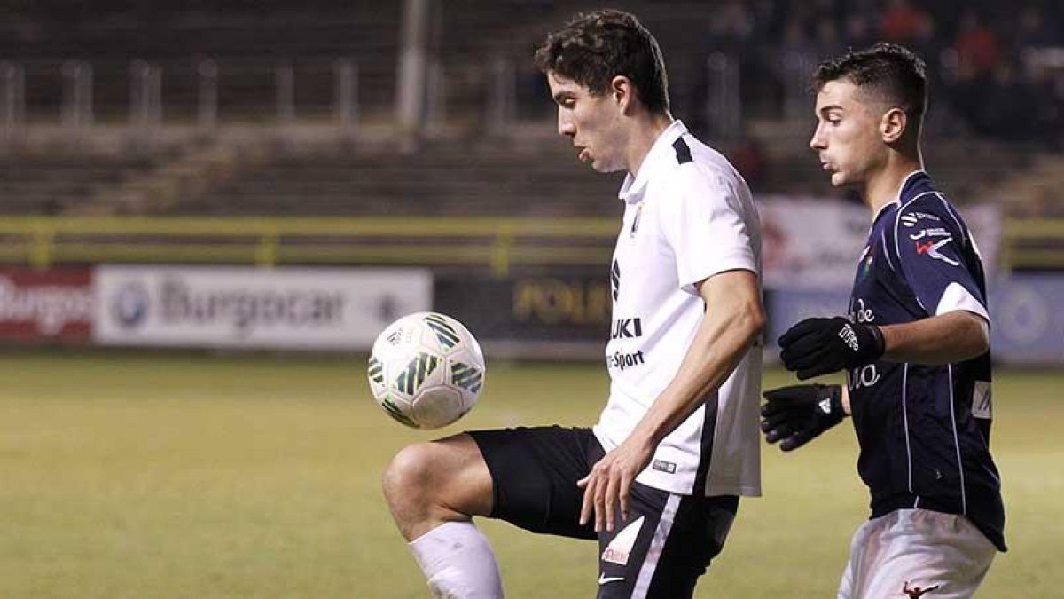 Montero controla el balón en el choque ante el Boiro.-SANTI OTERO