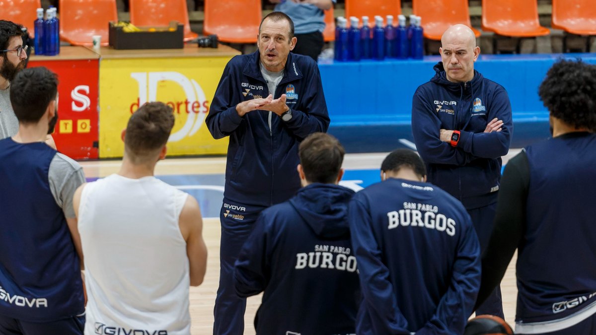 Maldonado, durante su primera charla en El Plantío como entrenador del San Pablo Burgos. SANTI OTERO