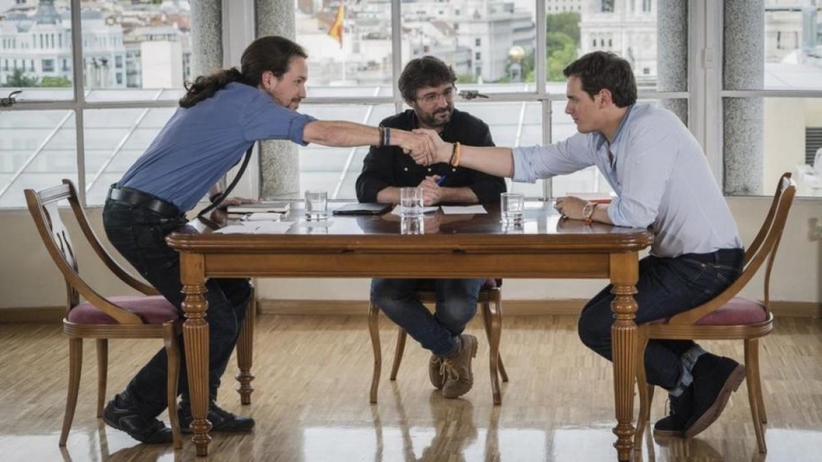 Pablo Iglesias y Albert Rivera se saludan antes de comenzar el cara a cara, moderado por Jordi Évole, en 'Salvados', de La Sexta.-