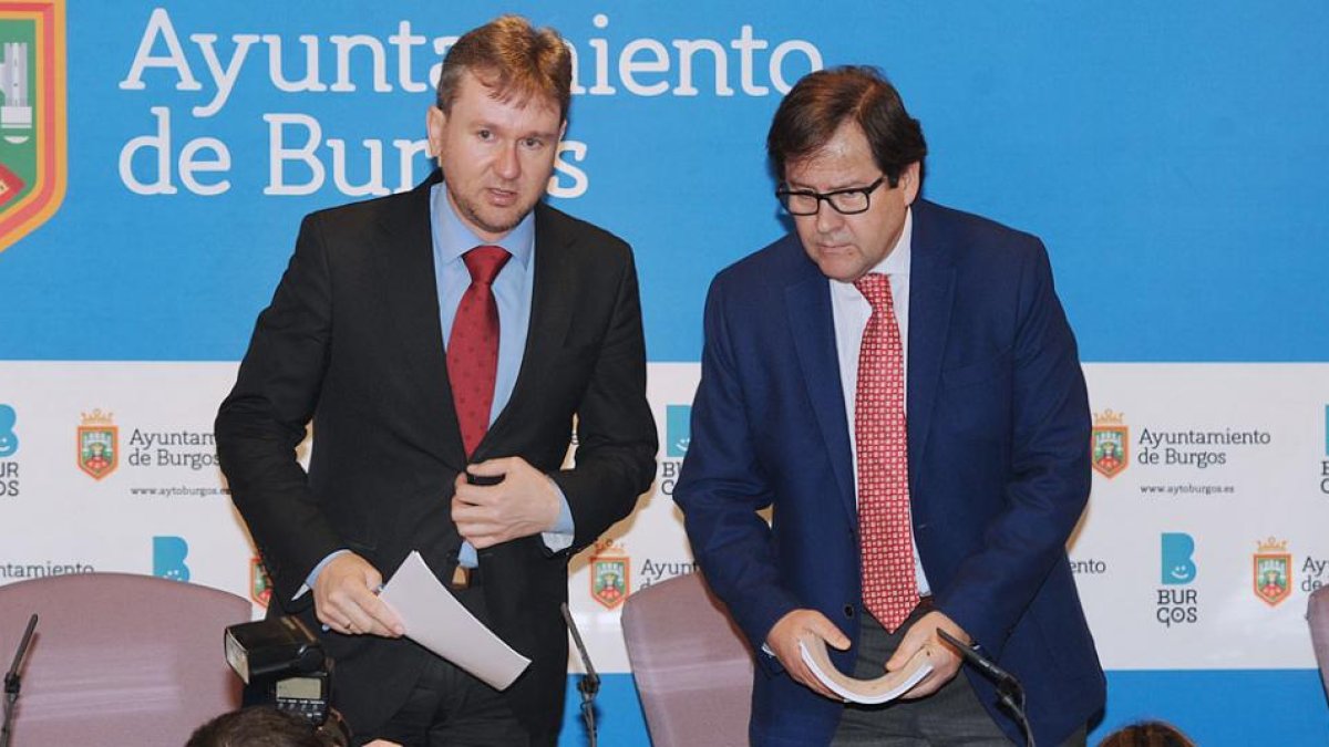 El alcalde, Javier Lacalle, y el concejal de Hacienda, Salvador de Foronda, al inicio de la comparecencia de la liquidación del presupuesto del año pasado.-ISRAEL L. MURILLO