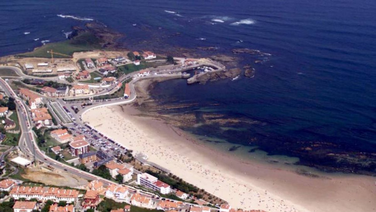 Vista aérea de Comillas, localidad cántabra con tirón entre los burgaleses.-ECB