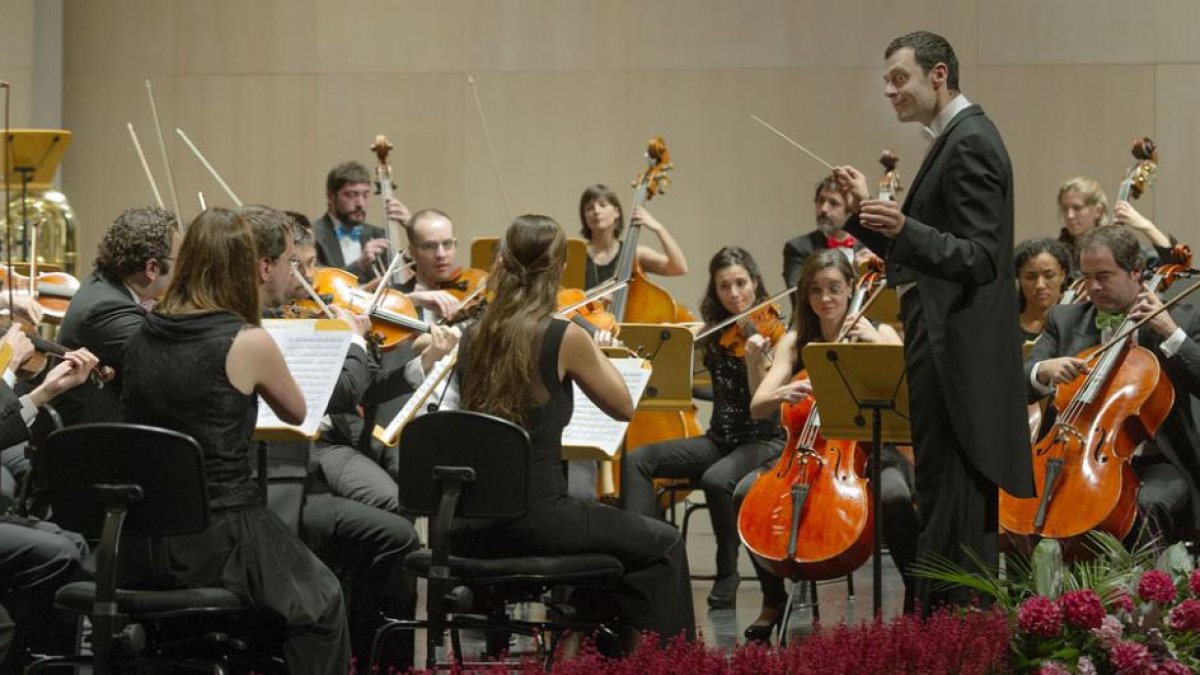 El director de la Oquesta Sinfónica de Burgos,JavierCastro, durante el concierto.-ISRAEL L. MURILLO