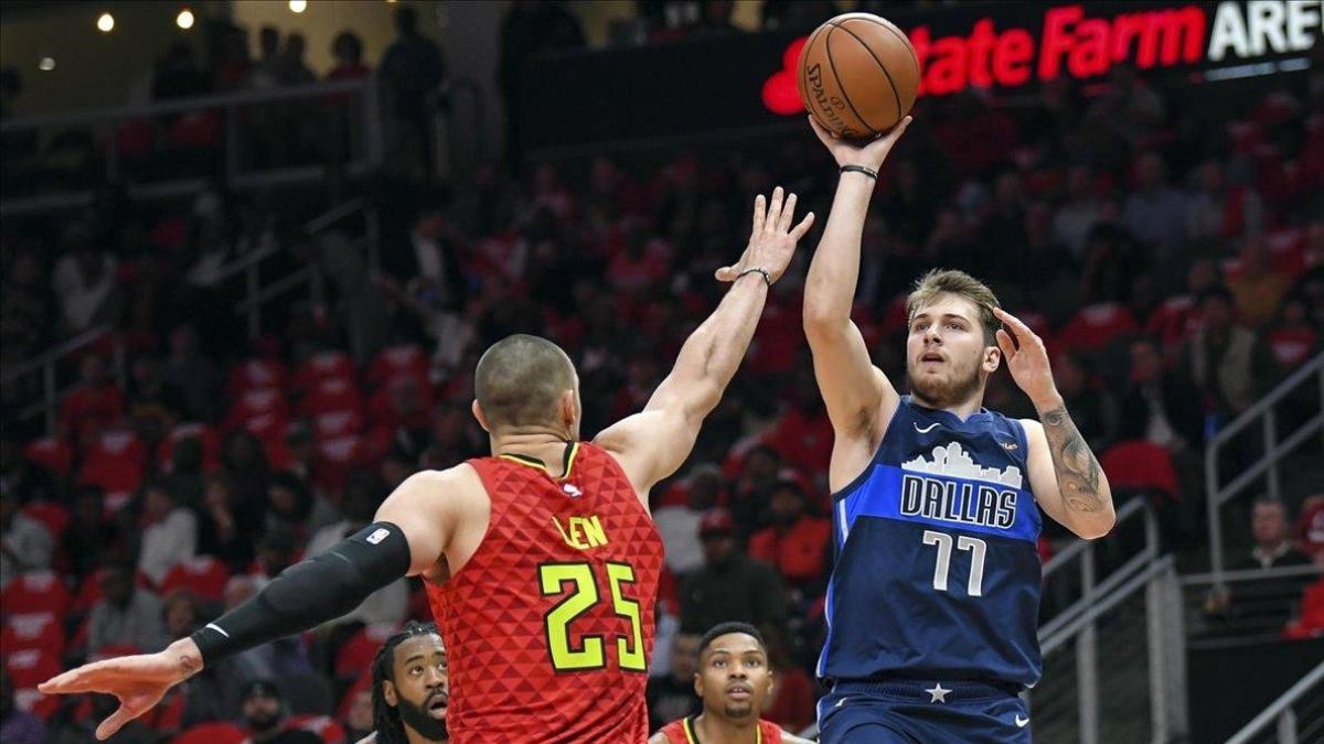 Luka Doncic lanza a canasta por encima de Alex Len en el partido disputado en Atlanta-DALE ZANINE