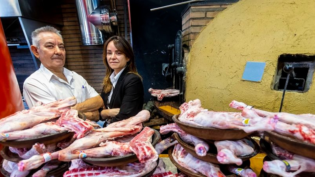 Verónica y José Manuel, del Asador San Lorenzo, muestran sus lechazos. SANTI OTERO
