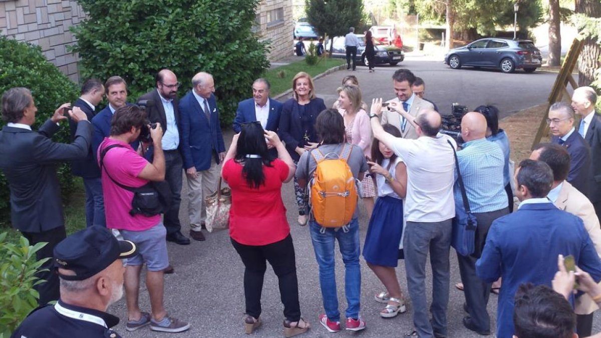 Fátima Báñez fue requerida por los medios de comunicación nada más llegar a las instalaciones de San Gabriel para participar en el curso.-L.V.