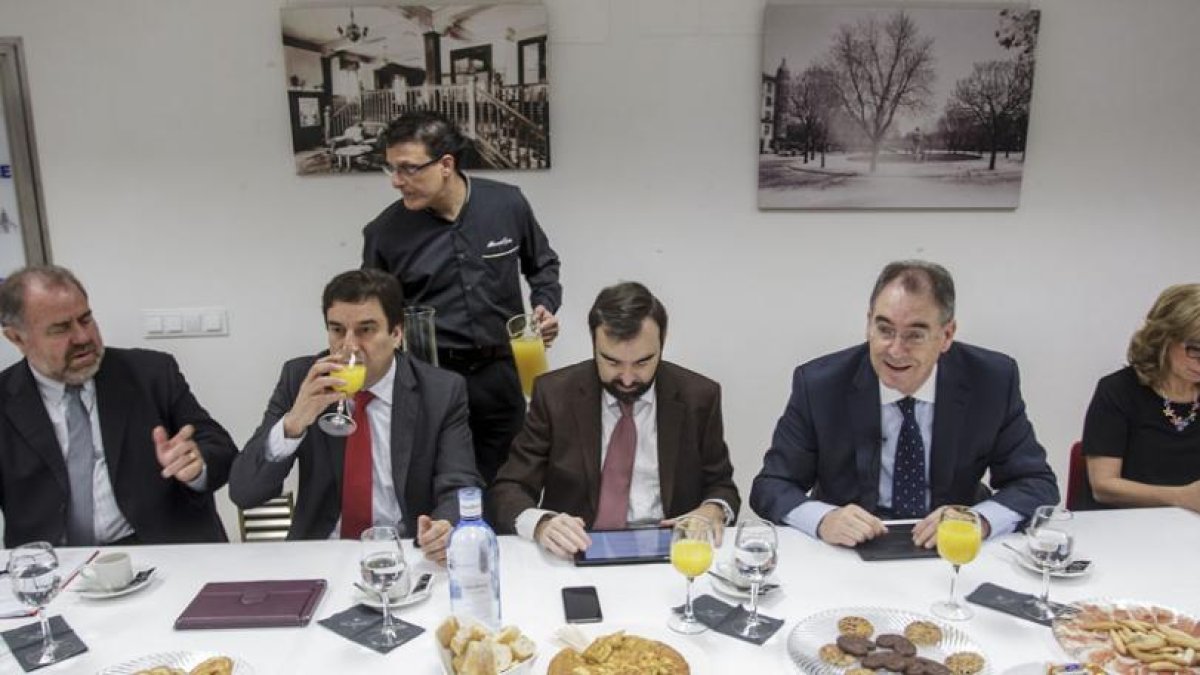 Miembros de la junta directiva de FAE durante el desayuno con medios de comunicación celebrado ayer.-RAÚL G. OCHOA