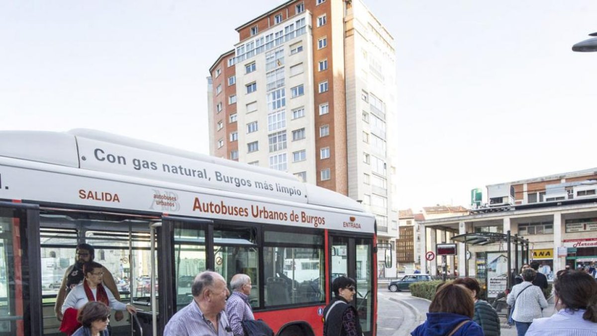 Un grupo de viajeros desciende el autobús urbano en la parada de la plaza de España.-ISRAEL L. MURILLO