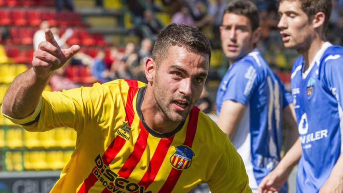 Ander Vitoria celebra uno de los goles que logró con el Sant Andreu.-