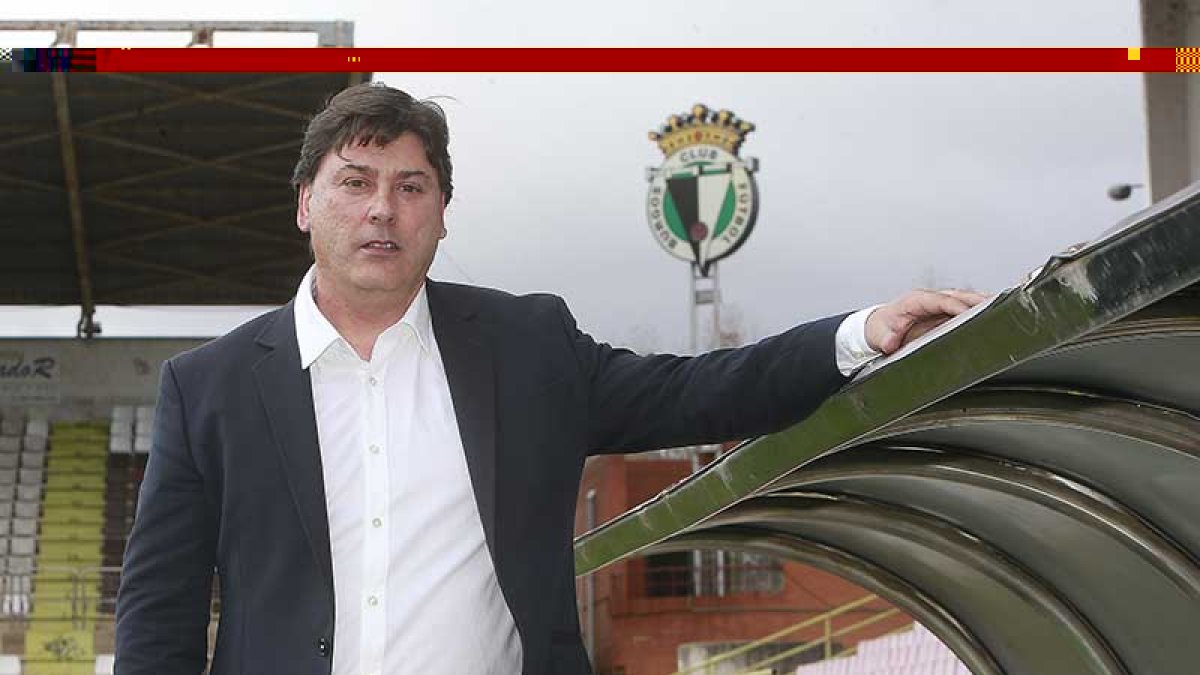 Alejandro Menéndez sobre el césped de El Plantío después de su presentación.-RAÚL G. OCHOA