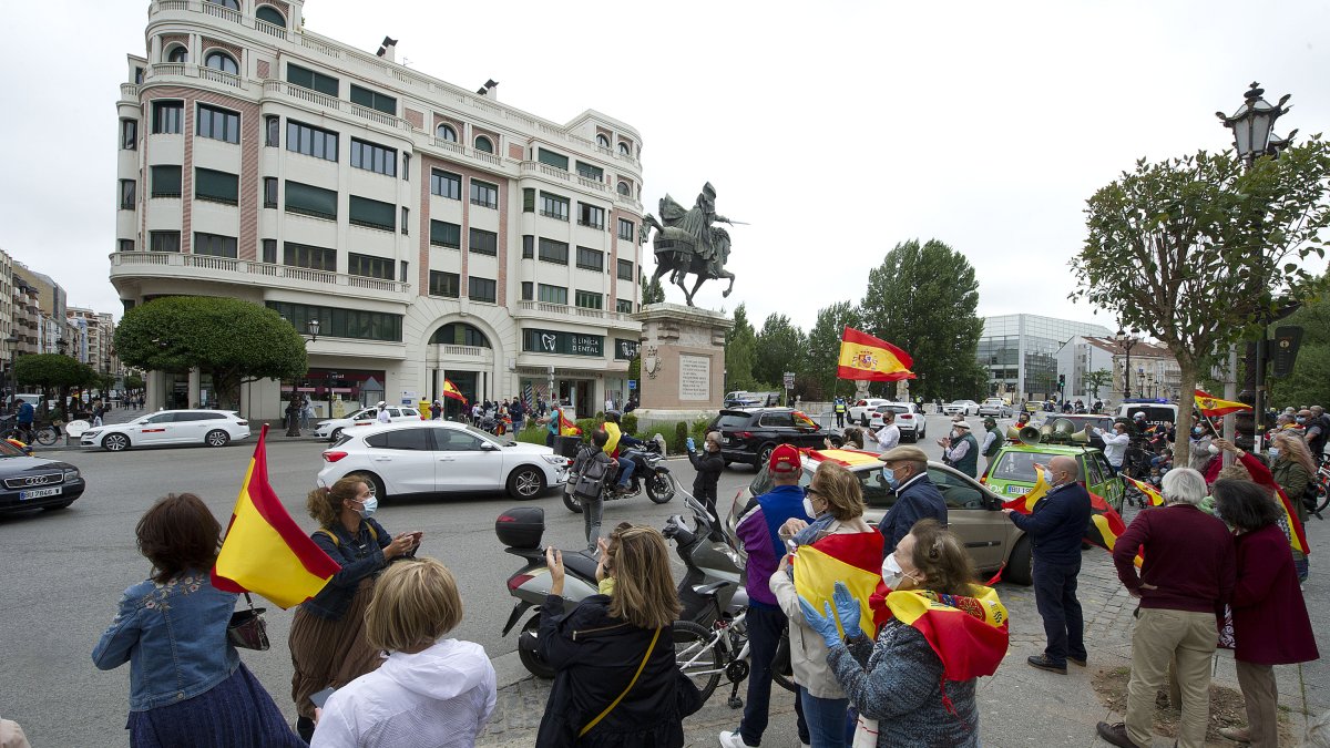 Un grupo de ciudadanos aplaude el paso de la caravana por la plaza del Cid. ISRAEL L. MURILLO