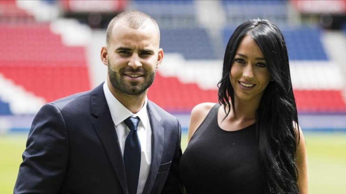 Jesé Rodríguez, junto a su novia, Aurah Ruiz, tras la presentación en el PSG.-EFE / ETIENNE LAURENT
