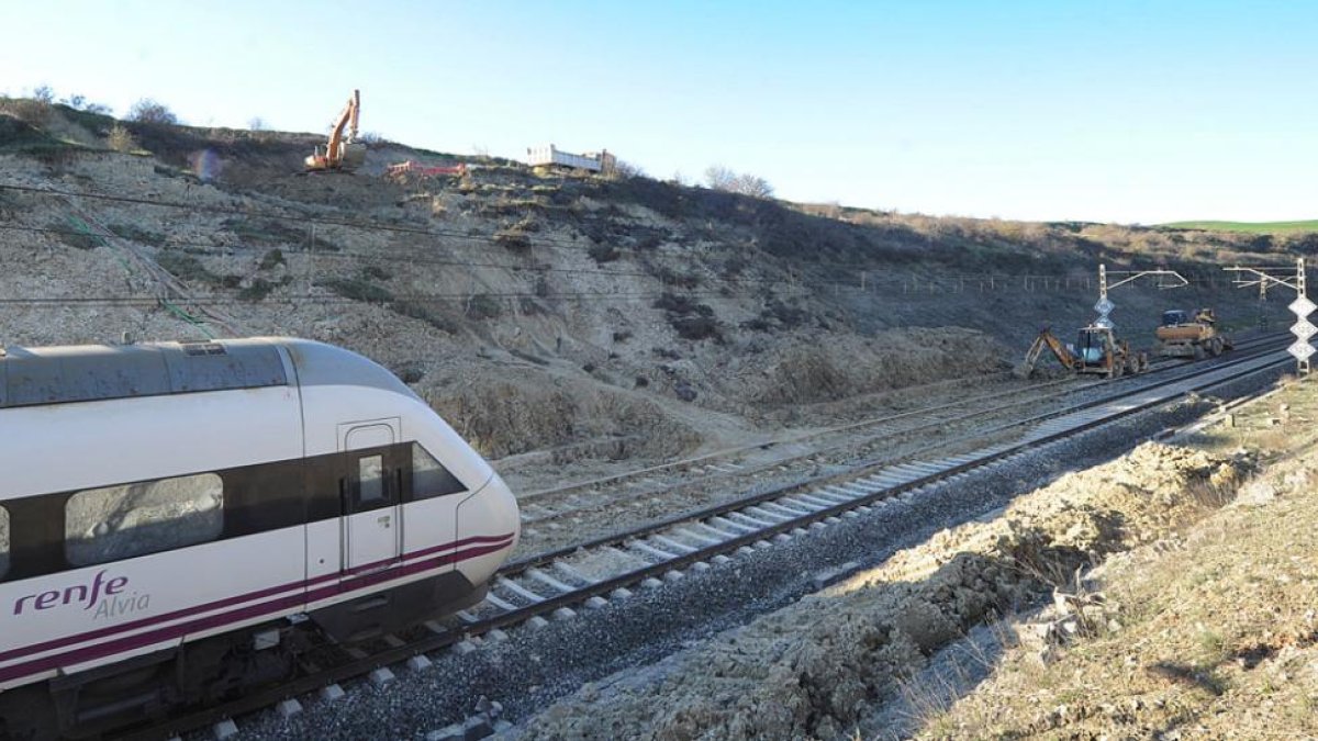 Las retroexcavadoras retiran la tierra caida por el desprendimiento de la montaña.-ISRAEL L. MURILLO