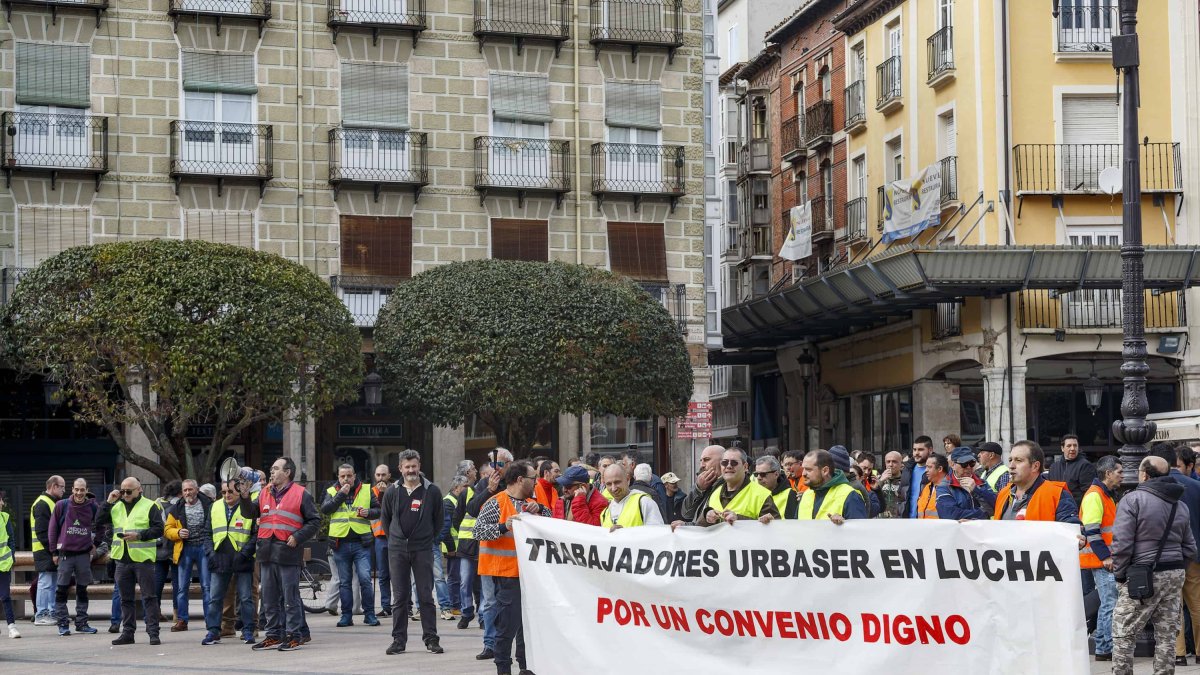 La plantilla de basuras en la primera protesta, el pasado 14 de marzo, en la Plaza Mayor. SANTI OTERO