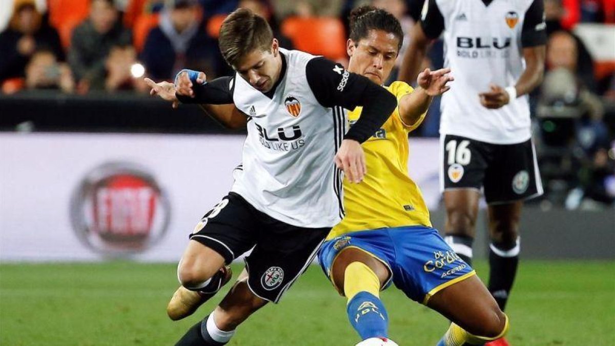 Vietto se exhibe con un gol desde el medio campo en disputa del balón con Mauricio Lemos.-KAI FORSTERLING