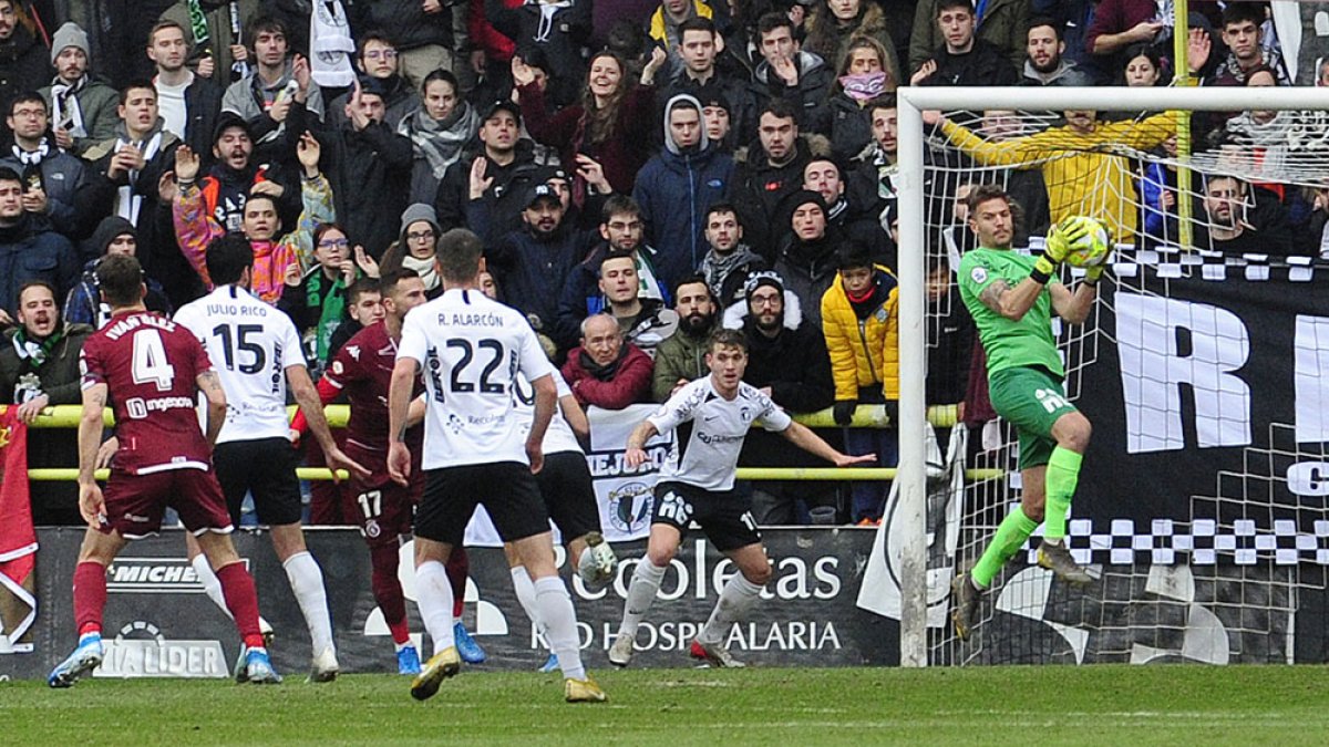 Pedro López bloca un balón contra la Cultural Leonesa.