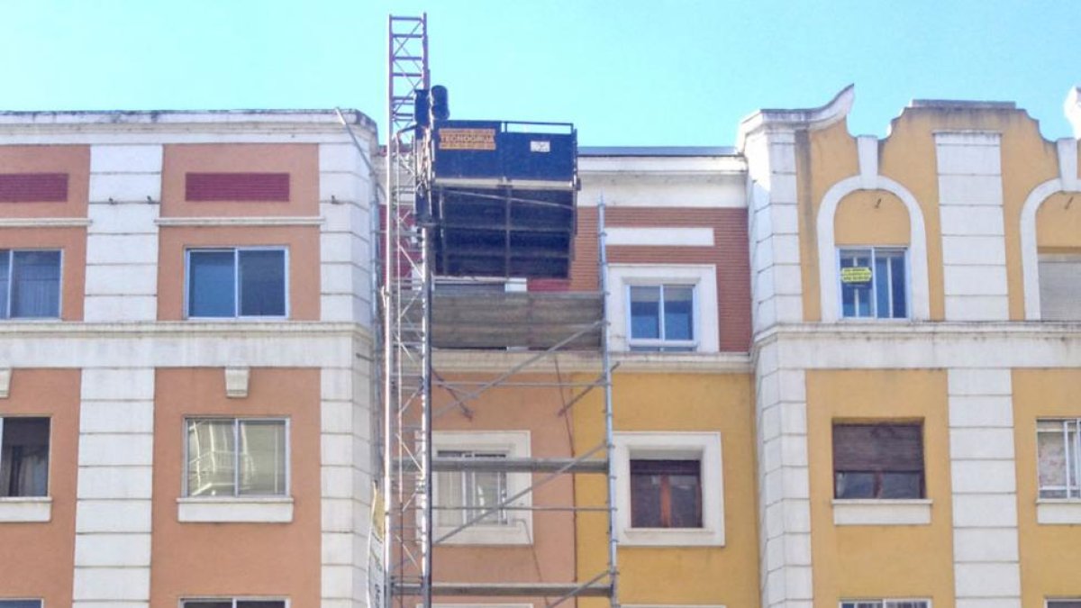 Andamio ubicado en un inmueble de la calle Vitoria.-ISRAEL L. MURILLO