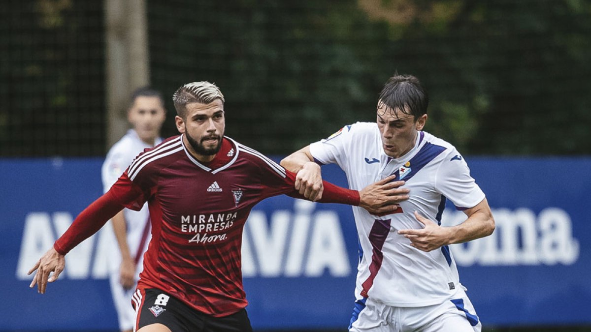 El Mirandés disputó ayer su primer amistoso de pretemporada en Atxabalpe contra el Eibar. SD EIBAR