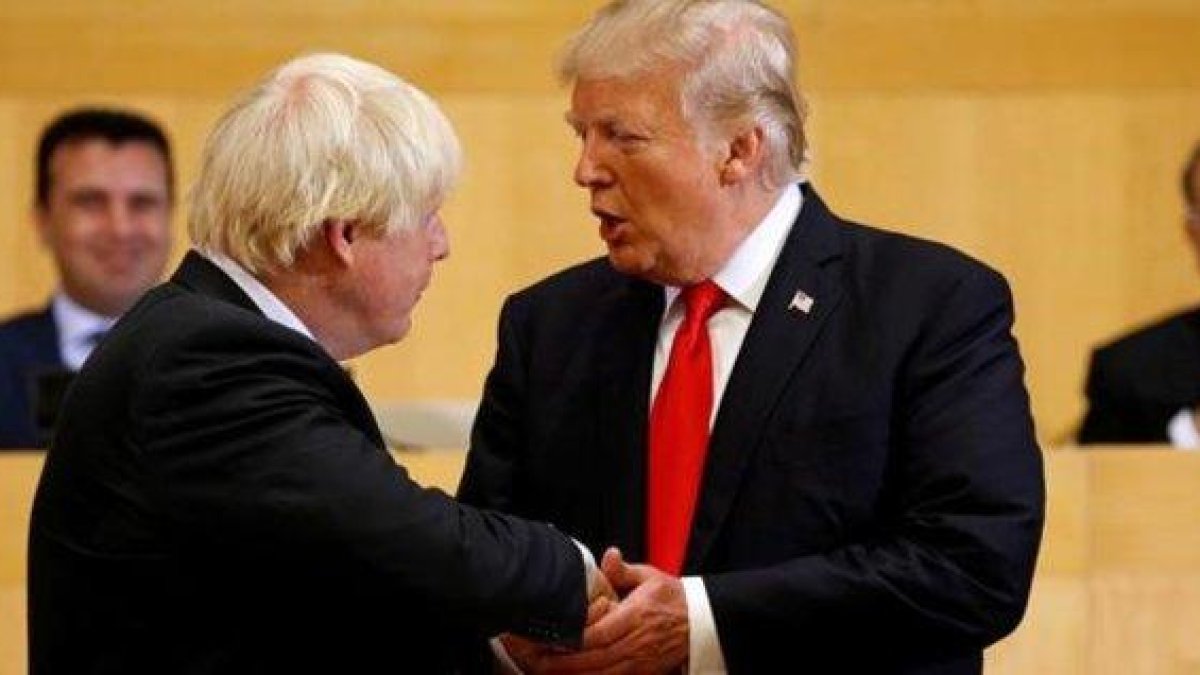 Trump saluda a Johnson en el 2017, cuando aún era ministro de Exteriores.-KEVIN LAMARQUE